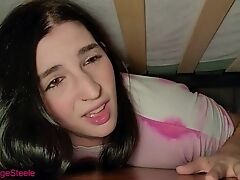 Девушка застряла и принимает сперму от желающих