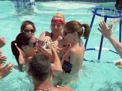 Красотки проводят прекрасный день в бассейне на открытом воздухе