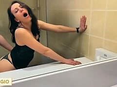 Распутная студентка трахается в туалете на студенческой вечеринке