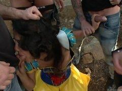 У похотливой Белоснежки полный рот огромных членов