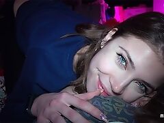 Русская милашка MihaNika69 трахается в видео от первого лица